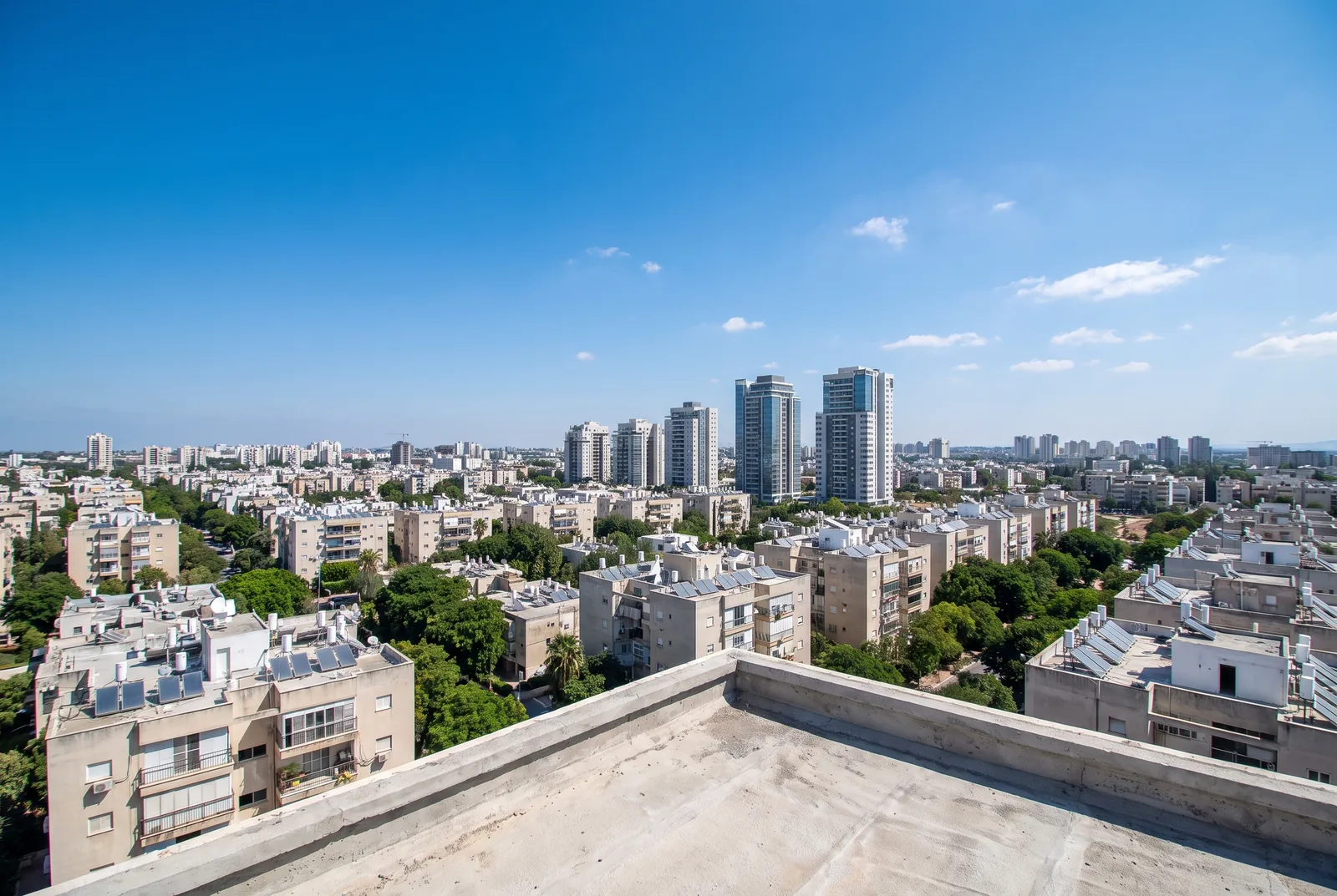 הדמיה: מבט רחב מגג על העיר, בנייני מגורים, צמרות עצים ומגדלים, ביום בהיר