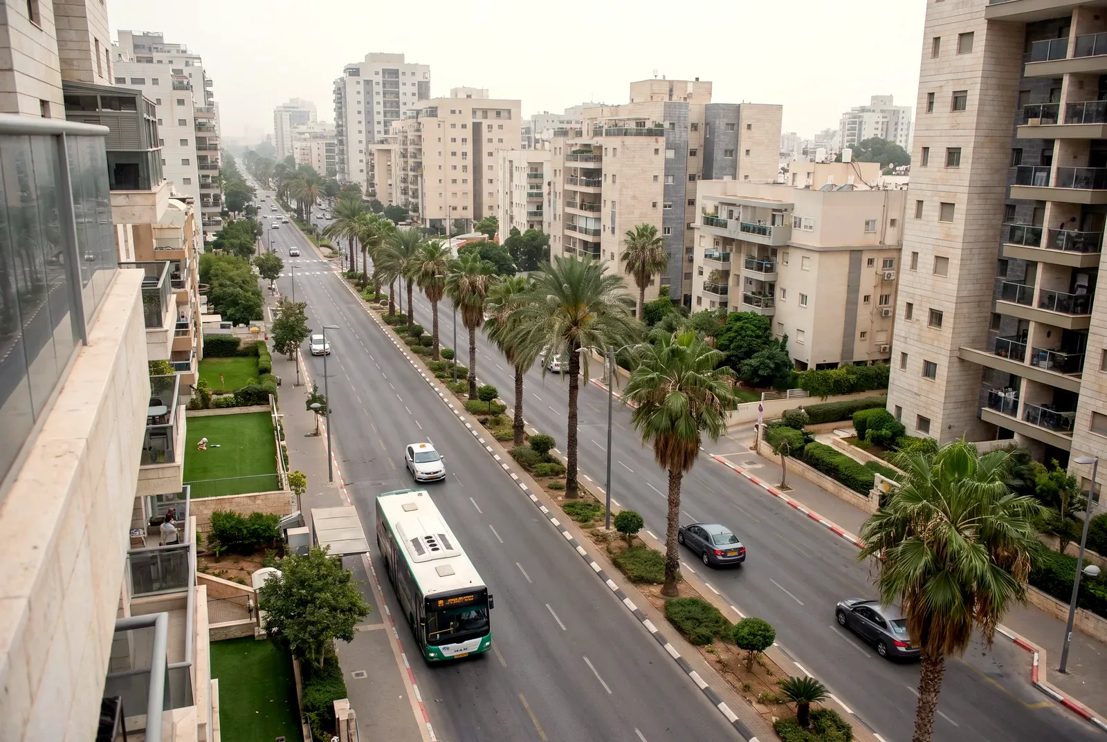 הדמיה: שדרה ראשית בעיר עם תנועה קלה ובנייני מגורים משני צדדיה