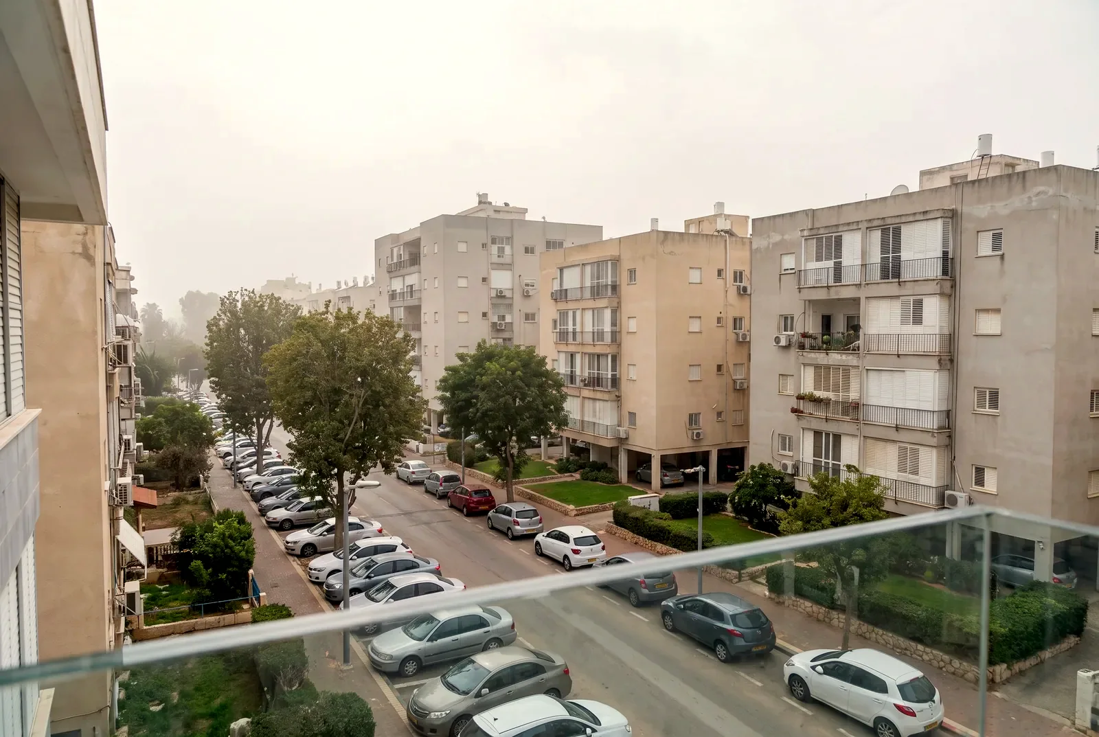 הדמיה: מבט ממרפסת גבוהה על הרחוב ועל בנייני המגורים שממול