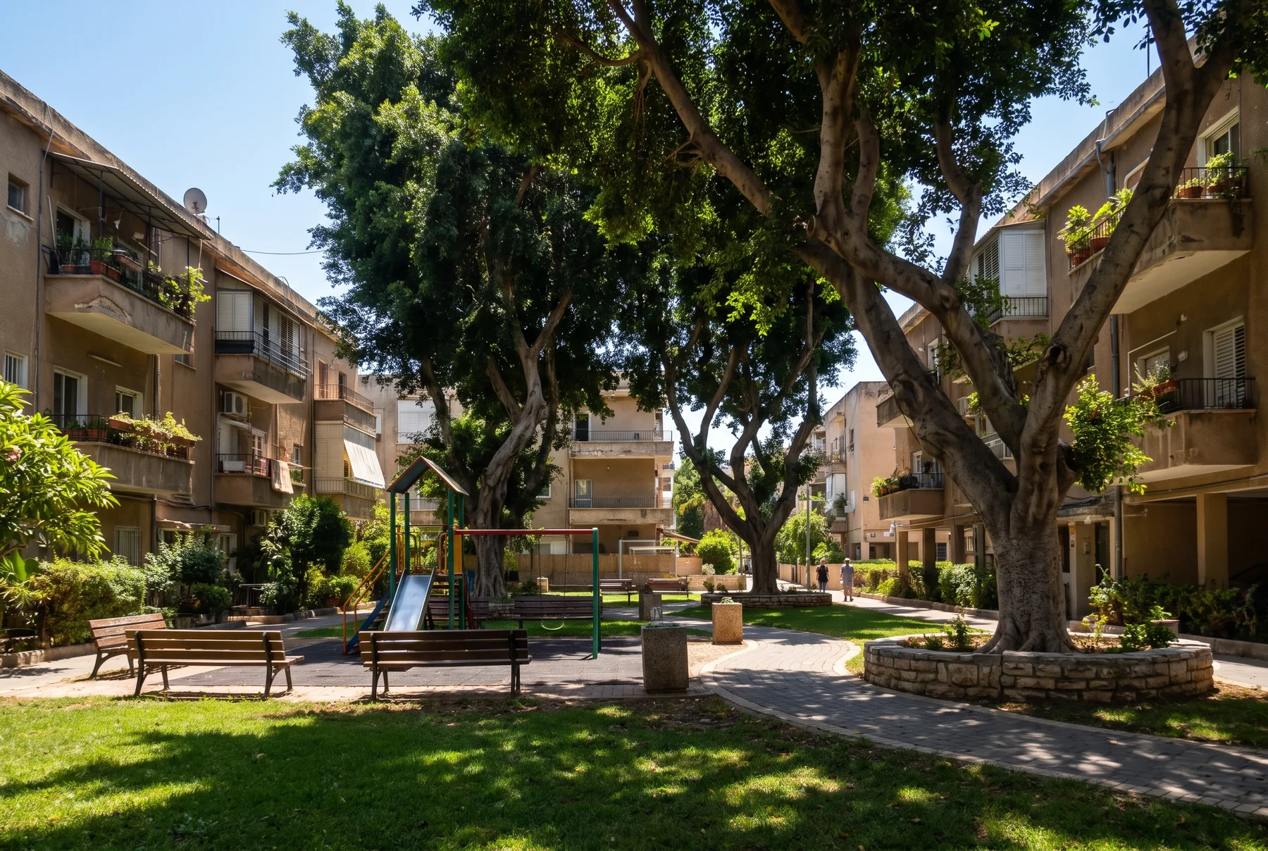 הדמיה: חצר שכונתית מוצלת בין בנייני שיכון, עם עצים גדולים, מתקן משחקים וספסלים