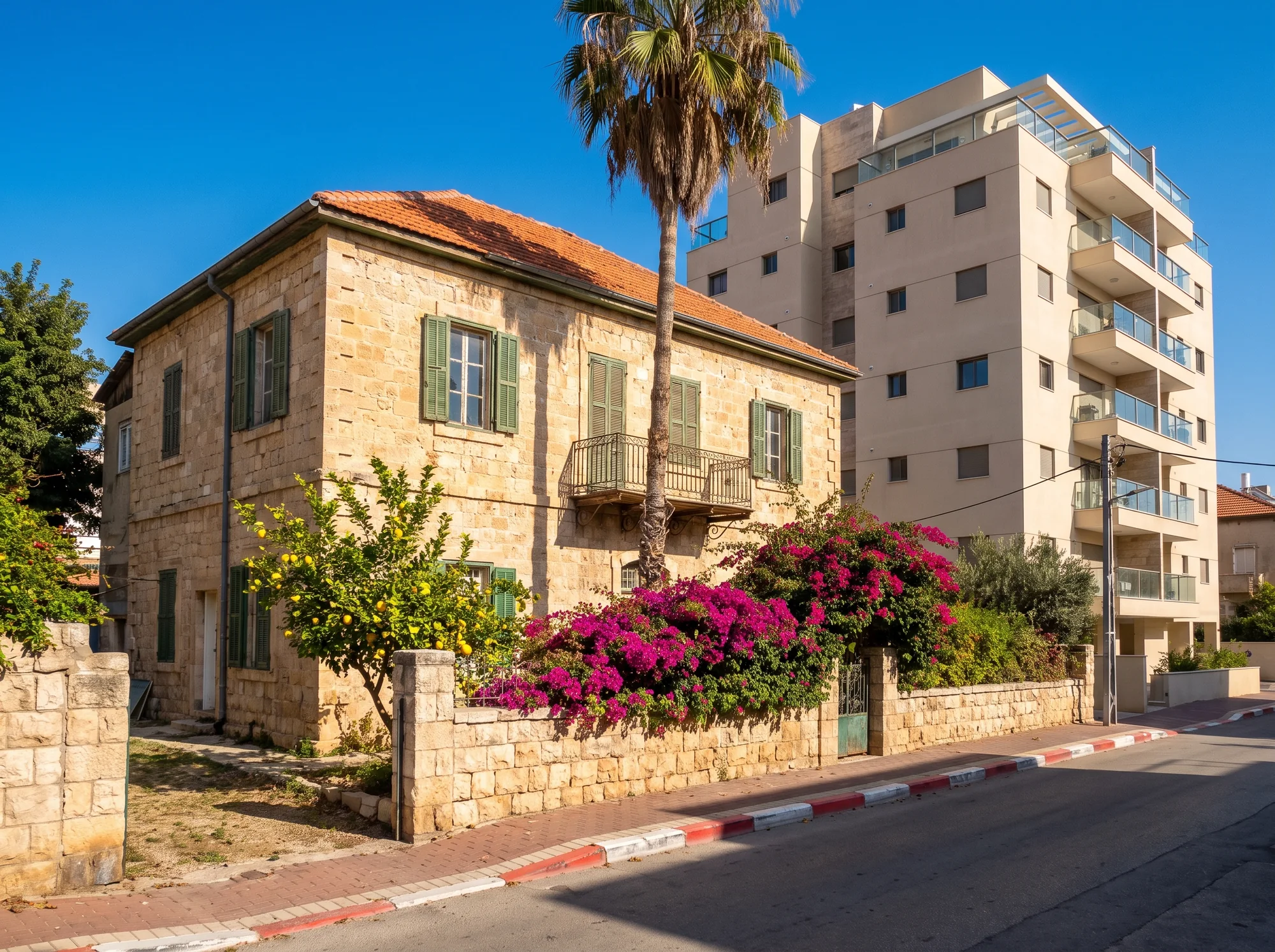 הדמיה: בית אבן ותיק עם גג רעפים, דקל ובוגנוויליה פורחת, ומאחוריו בניין מגורים חדש
