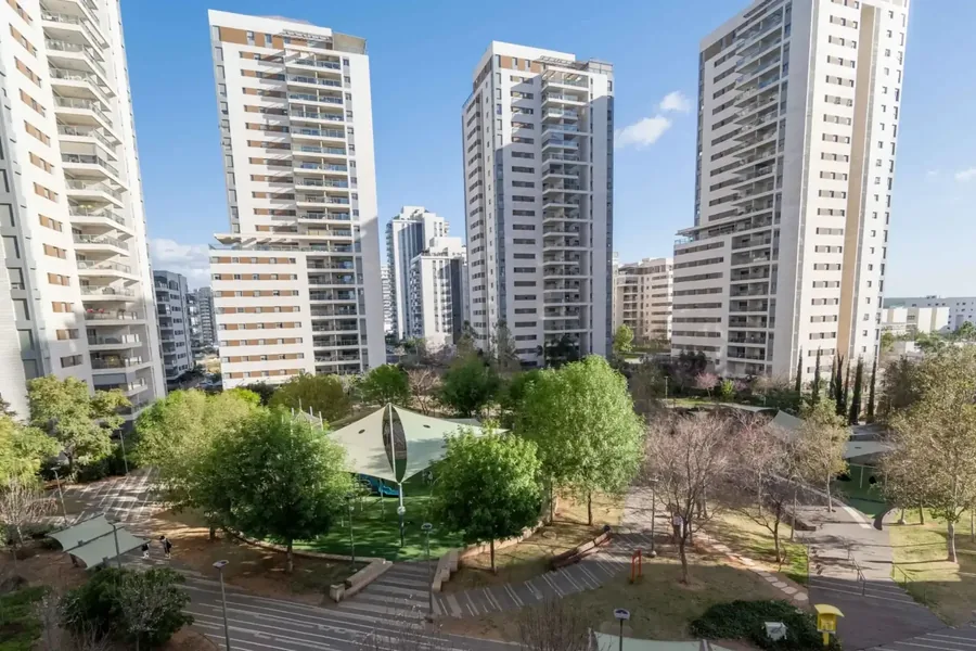 מבט מהדירה בשייקה אופיר 11 בראש העין: מגדלי מגורים וגן ציבורי